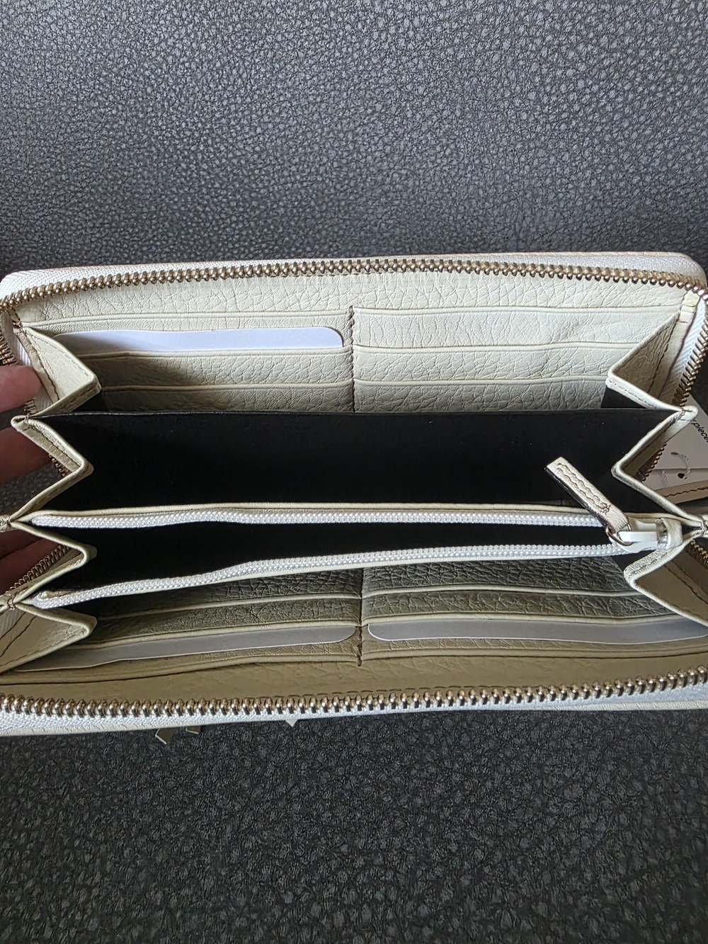 Gucci Cream Leather Zip Wallet with Bamboo Tassel Detail - Picture 5 of 11